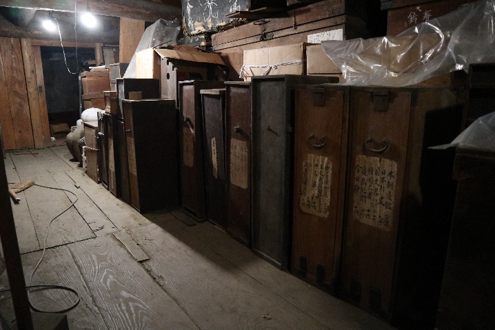 屋内, 建物, 座る, 部屋 が含まれている画像
自動的に生成された説明